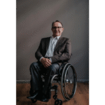 Foto do empresário cadeirante Evandro Tokarski.