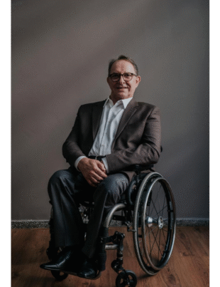 Foto do empresário cadeirante Evandro Tokarski.