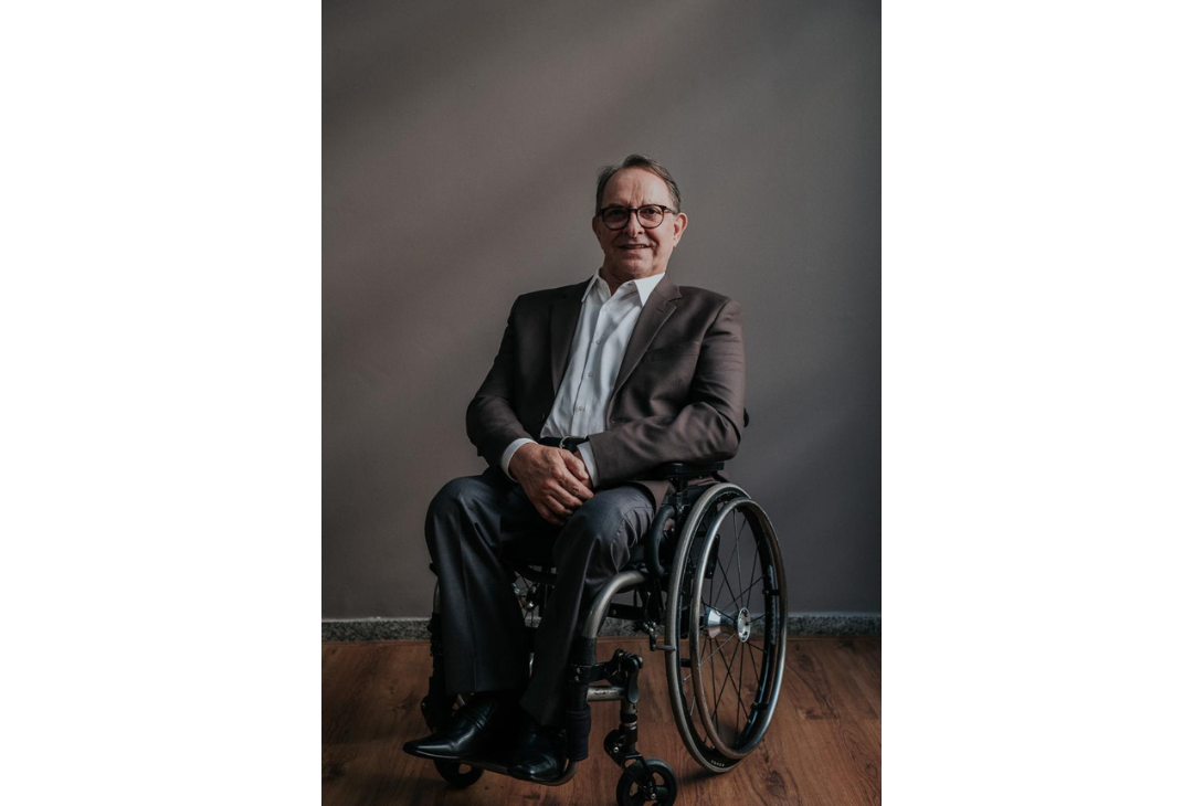 Foto do empresário cadeirante Evandro Tokarski.