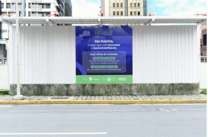 Montagem com banner do evento.