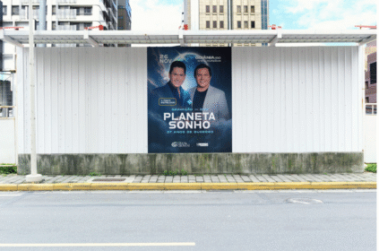 Montagem com banner do evento.