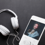 Montagem com capa do álbum.