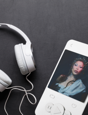 Montagem com capa do álbum.