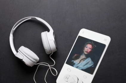 Montagem com capa do álbum.