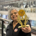 Kica de Castro com prêmio cedido pelo Instituto Mceys Meritus Cultural.