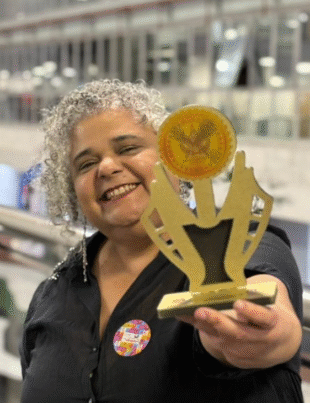 Kica de Castro com prêmio cedido pelo Instituto Mceys Meritus Cultural.