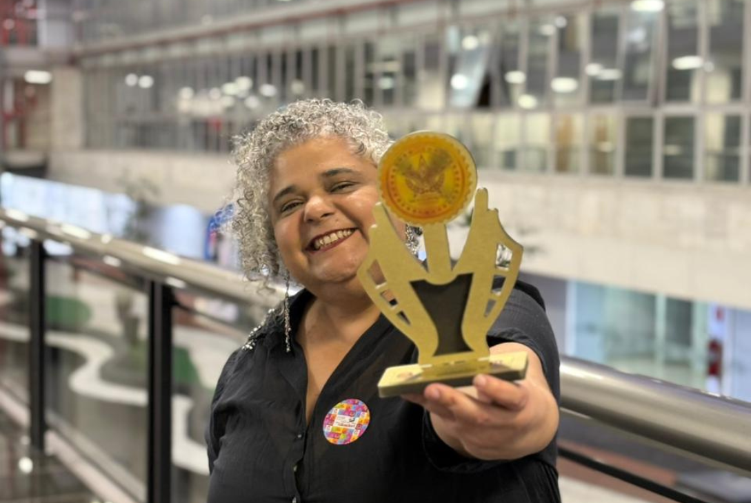 Kica de Castro com prêmio cedido pelo Instituto Mceys Meritus Cultural.