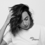 Foto da criadora da marca de camisetas Monami.