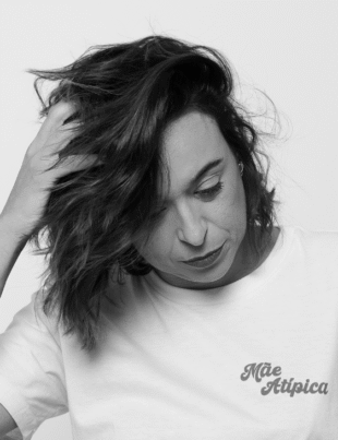 Foto da criadora da marca de camisetas Monami.