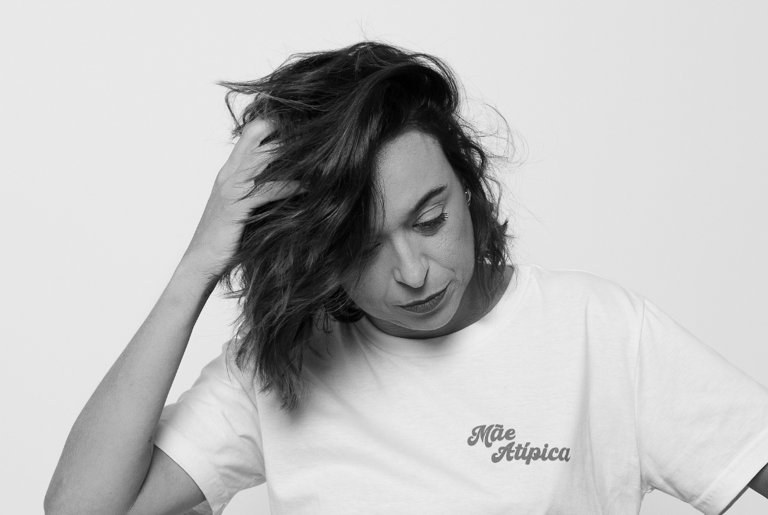 Foto da criadora da marca de camisetas Monami.