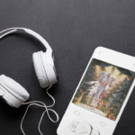 Montagem com capa do álbum.