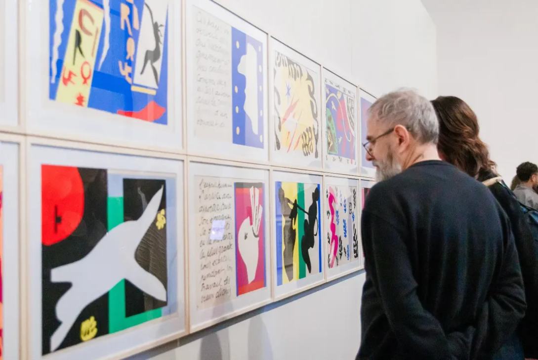 Público aprecia “Do livro ao museu” na Hemeroteca.