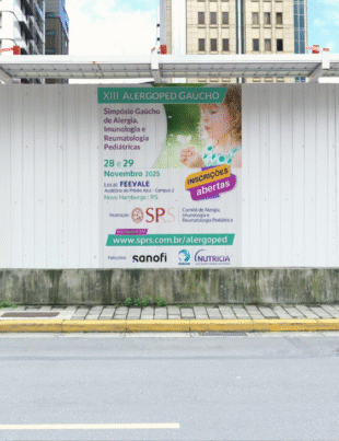 Montagem com banner do evento.