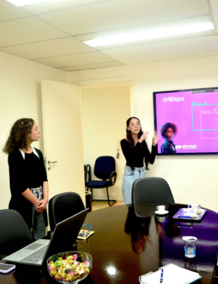 Estudantes vencedoras apresentam o projeto Cuida.AI aos diretores da Fundação FAT.