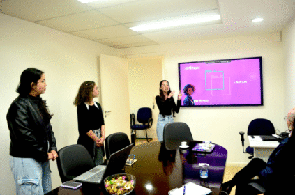 Estudantes vencedoras apresentam o projeto Cuida.AI aos diretores da Fundação FAT.