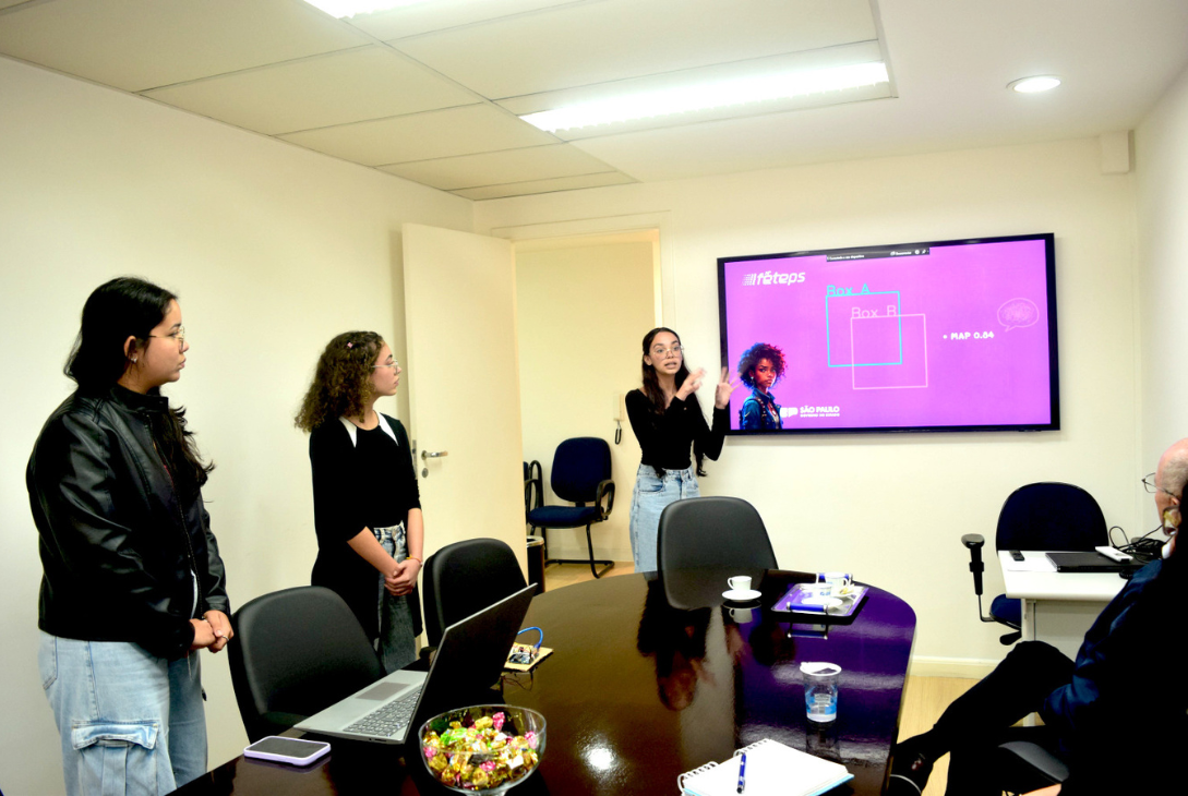 Estudantes vencedoras apresentam o projeto Cuida.AI aos diretores da Fundação FAT.
