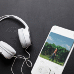 Montagem com capa do álbum.