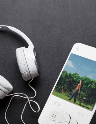 Montagem com capa do álbum.