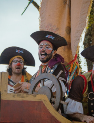 Foto de apresentação circense teatral.