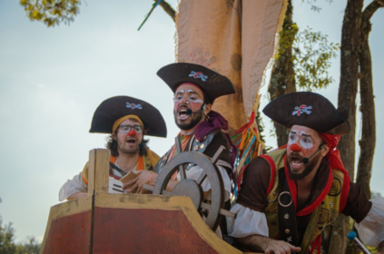 Foto de apresentação circense teatral.