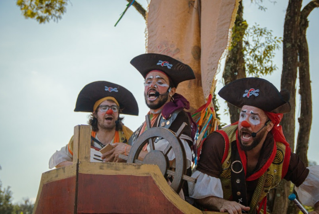 Foto de apresentação circense teatral.