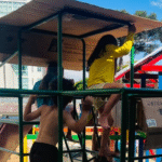 Foto de crianças da Escola Interpares em Curitiba brincando.