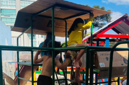 Foto de crianças da Escola Interpares em Curitiba brincando.