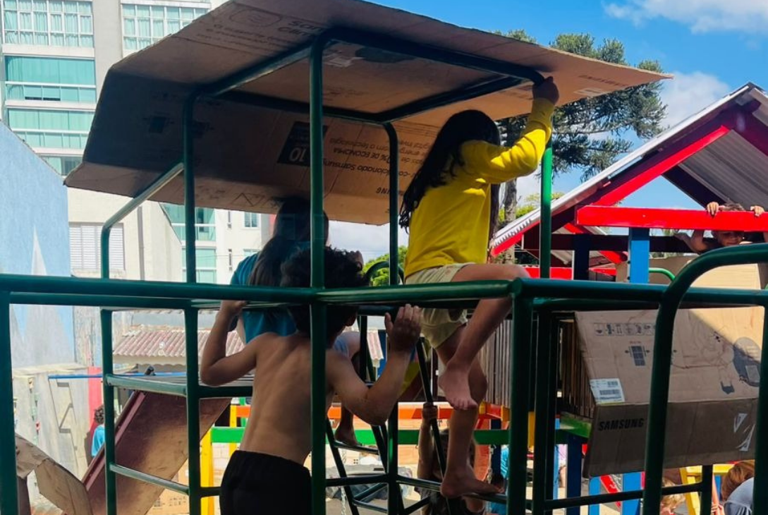 Foto de crianças da Escola Interpares em Curitiba brincando.