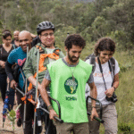 Foto de oessoa com deficiência caminhando em um dos parques.