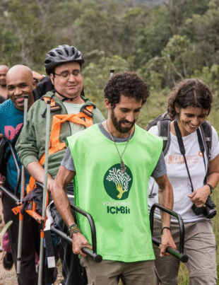 Foto de oessoa com deficiência caminhando em um dos parques.