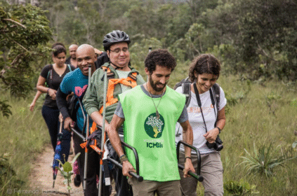 Foto de oessoa com deficiência caminhando em um dos parques.