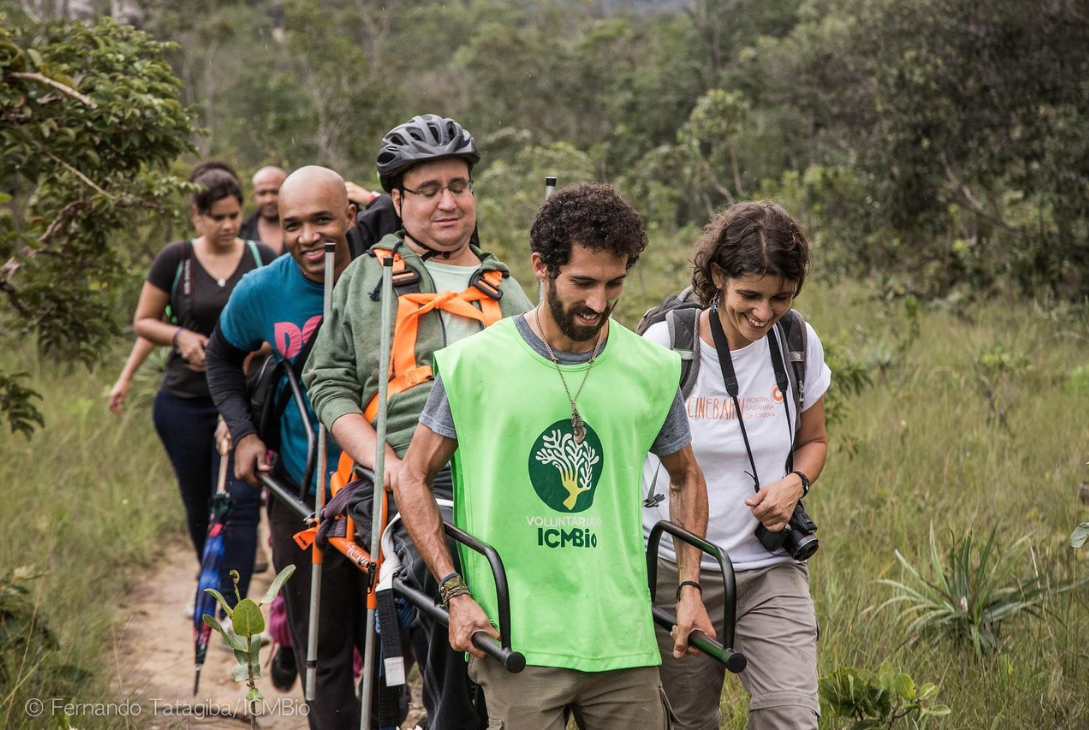Foto de oessoa com deficiência caminhando em um dos parques.