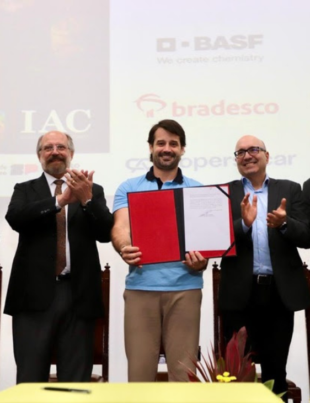 Foto de anúncio da abertura do chamamento público para a contratação de novos pesquisadores científicos do agro.