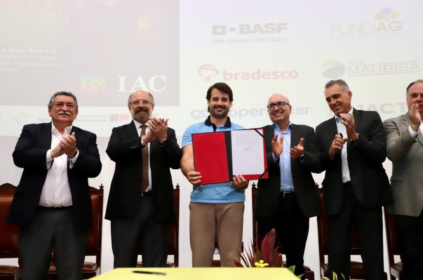 Foto de anúncio da abertura do chamamento público para a contratação de novos pesquisadores científicos do agro.