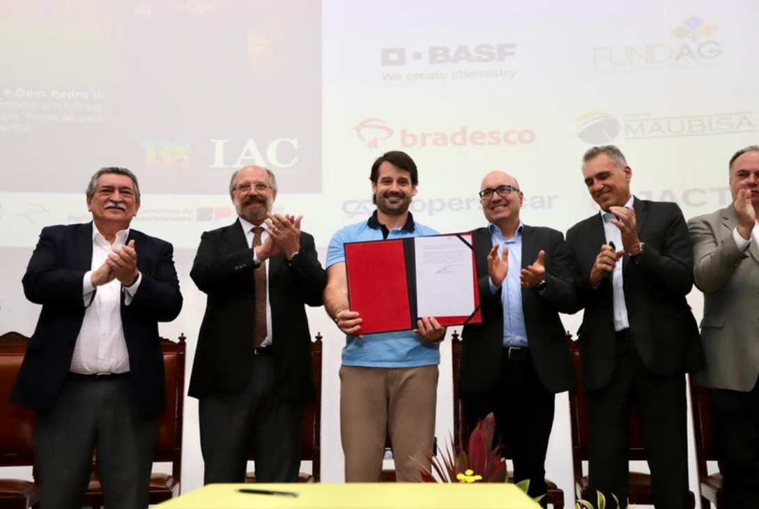 Foto de anúncio da abertura do chamamento público para a contratação de novos pesquisadores científicos do agro.