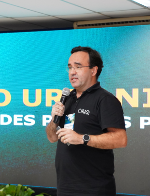 Foto de Eduardo Oliveira, sócio-diretor da CINQ Inteligência Urbana palestrando em seminário promovido pela FIEG.