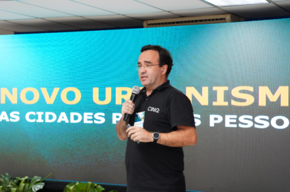 Foto de Eduardo Oliveira, sócio-diretor da CINQ Inteligência Urbana palestrando em seminário promovido pela FIEG.