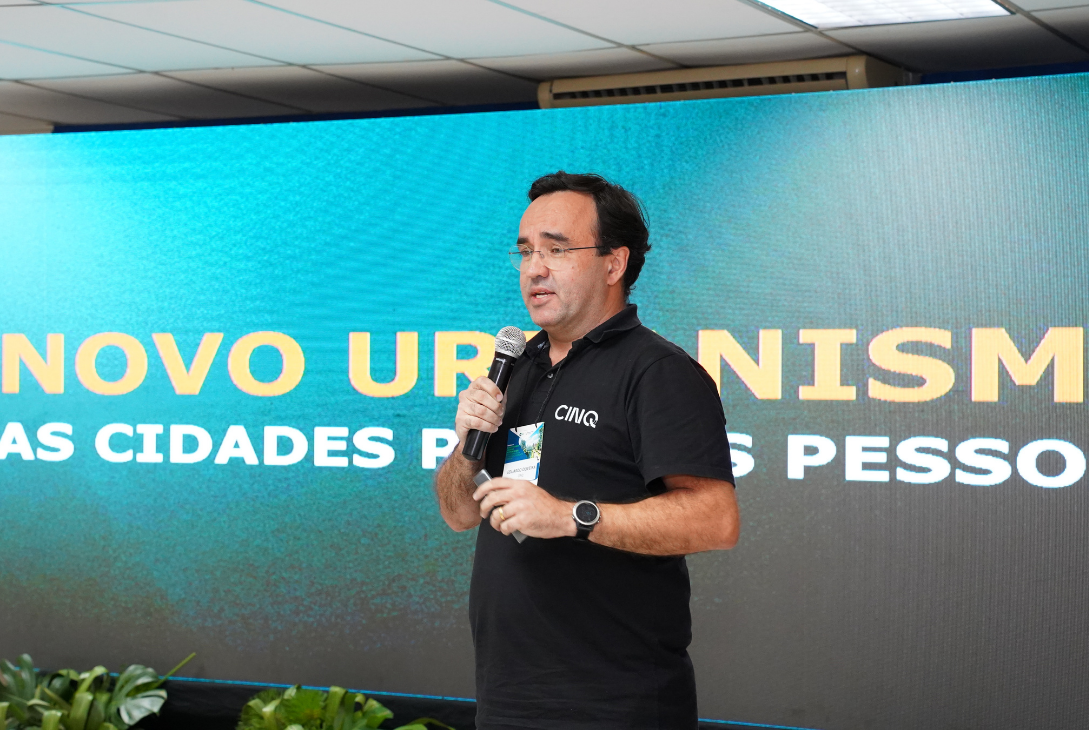 Foto de Eduardo Oliveira, sócio-diretor da CINQ Inteligência Urbana palestrando em seminário promovido pela FIEG.