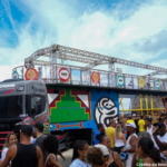 Foto do trio elétrico de Carlinhos Brown.