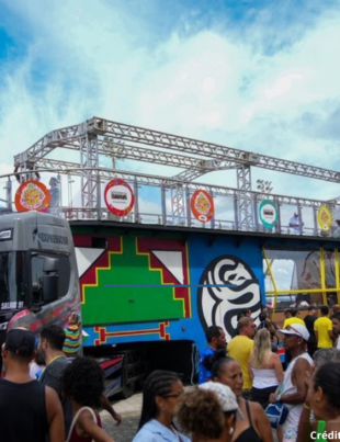 Foto do trio elétrico de Carlinhos Brown.