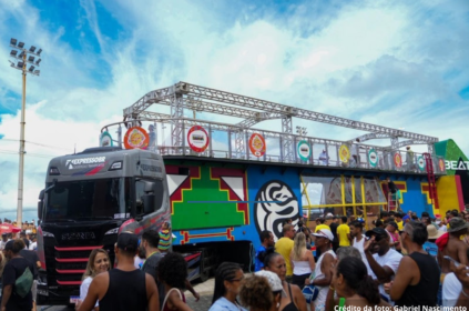 Foto do trio elétrico de Carlinhos Brown.