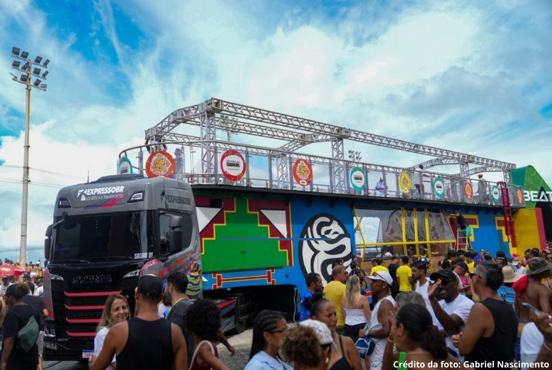 Foto do trio elétrico de Carlinhos Brown.