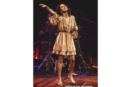 Foto da cantora Clariá.