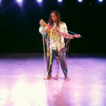 Foto de uma apresentação do cantor.