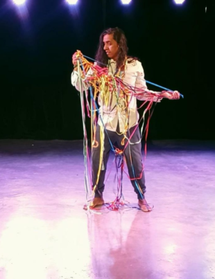 Foto de uma apresentação do cantor.