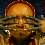 Imagem do ator Ruy Bento Vidal presente na exposição imersiva.