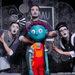 Foto dos integrantes do Teatro Panela no espetáculo infantil "O Menino de Lugar Nenhum".