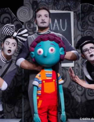 Foto dos integrantes do Teatro Panela no espetáculo infantil "O Menino de Lugar Nenhum".