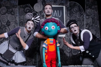 Foto dos integrantes do Teatro Panela no espetáculo infantil "O Menino de Lugar Nenhum".