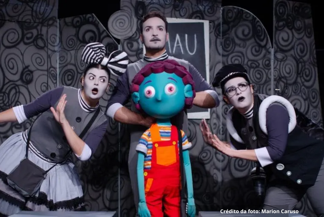 Foto dos integrantes do Teatro Panela no espetáculo infantil "O Menino de Lugar Nenhum".